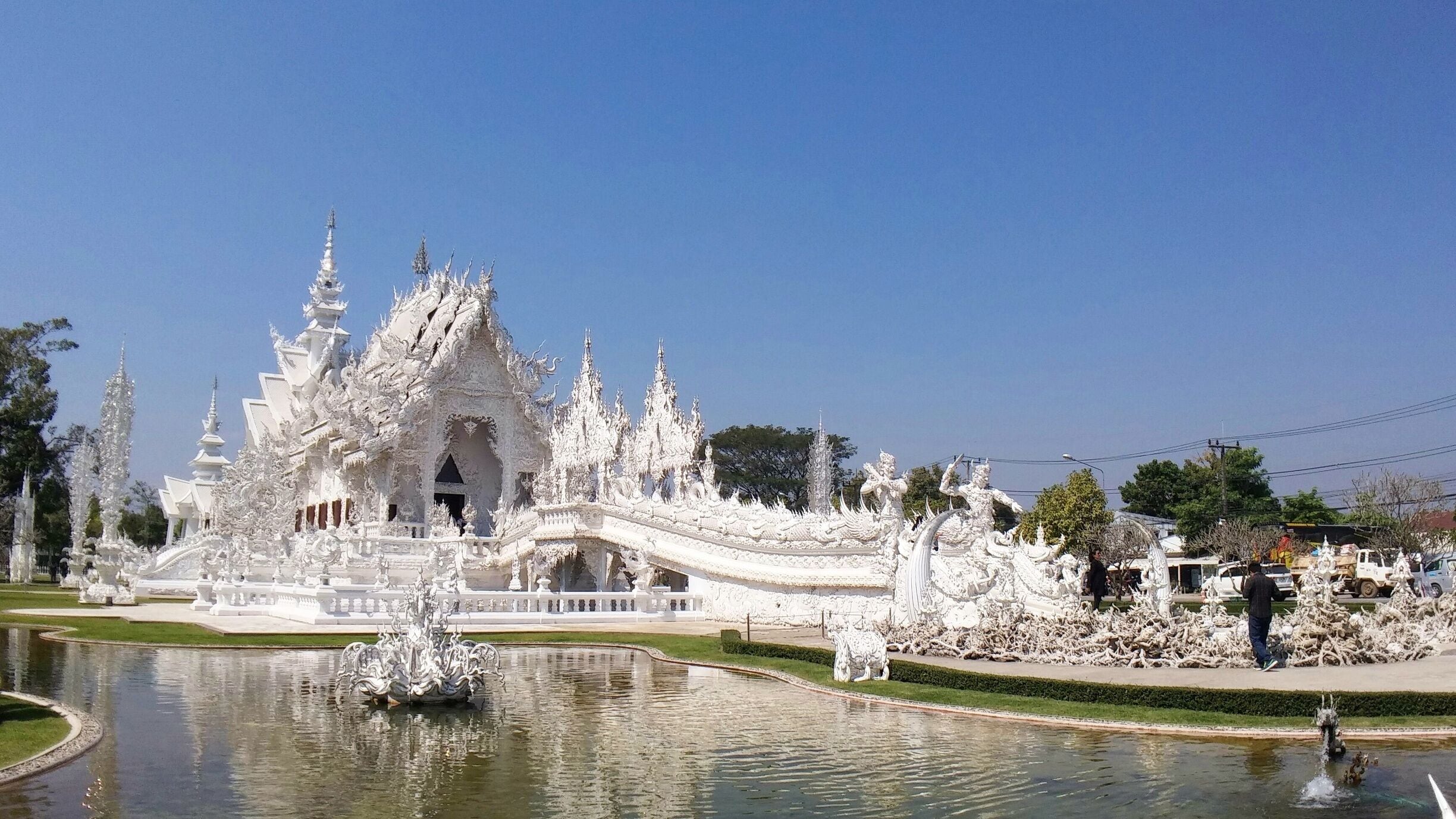 Stunning white temple in Chiang Rai. Definitely worth a visit!

#lifeatexpedia #wewhotravel #wanderlust #thailand #chiangrai