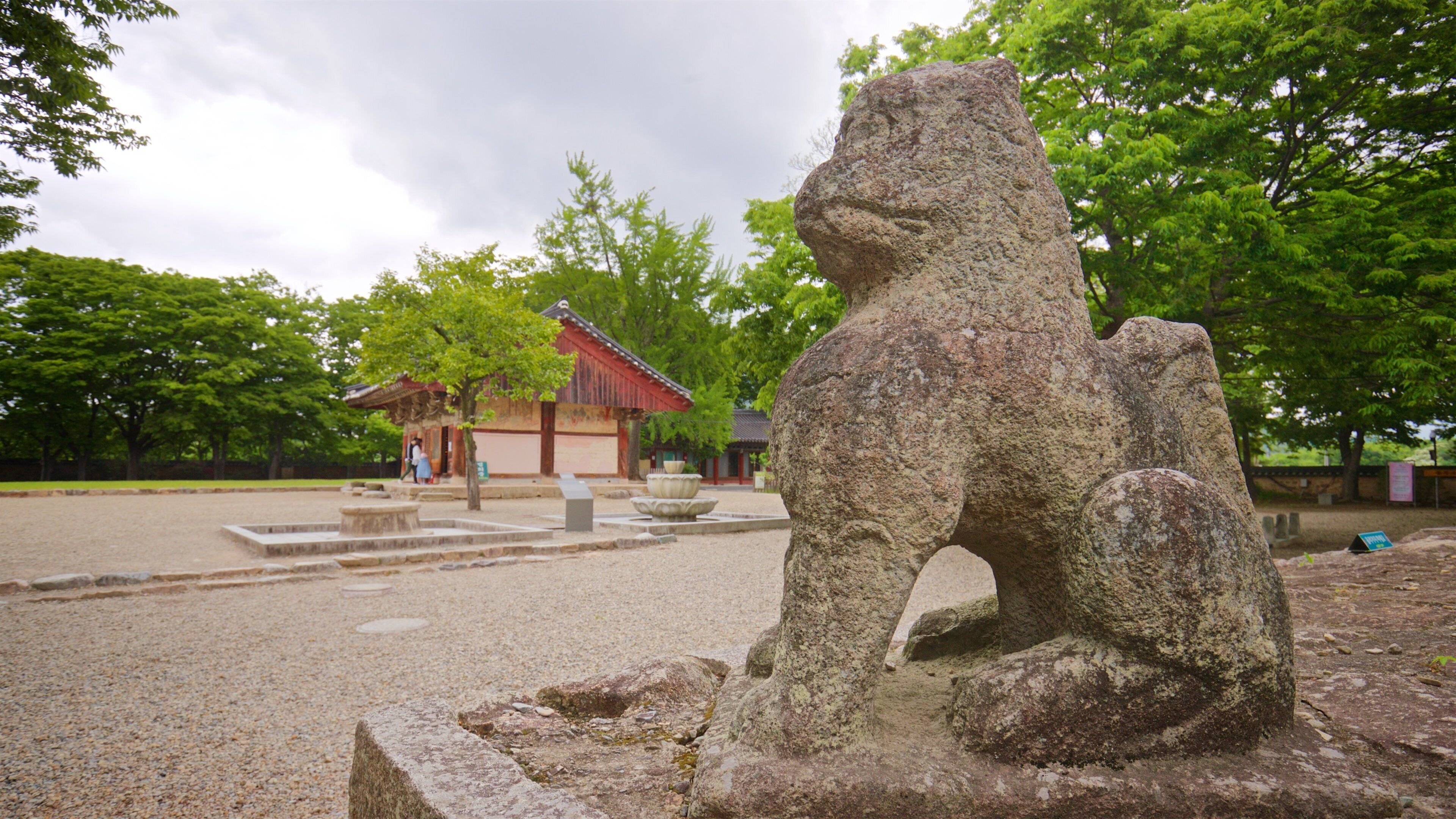 Bunhwangsa Temple which includes a park and outdoor art