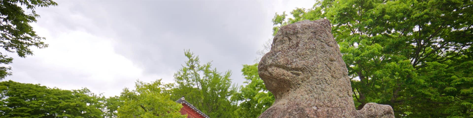 Bunhwangsa Temple which includes a park and outdoor art