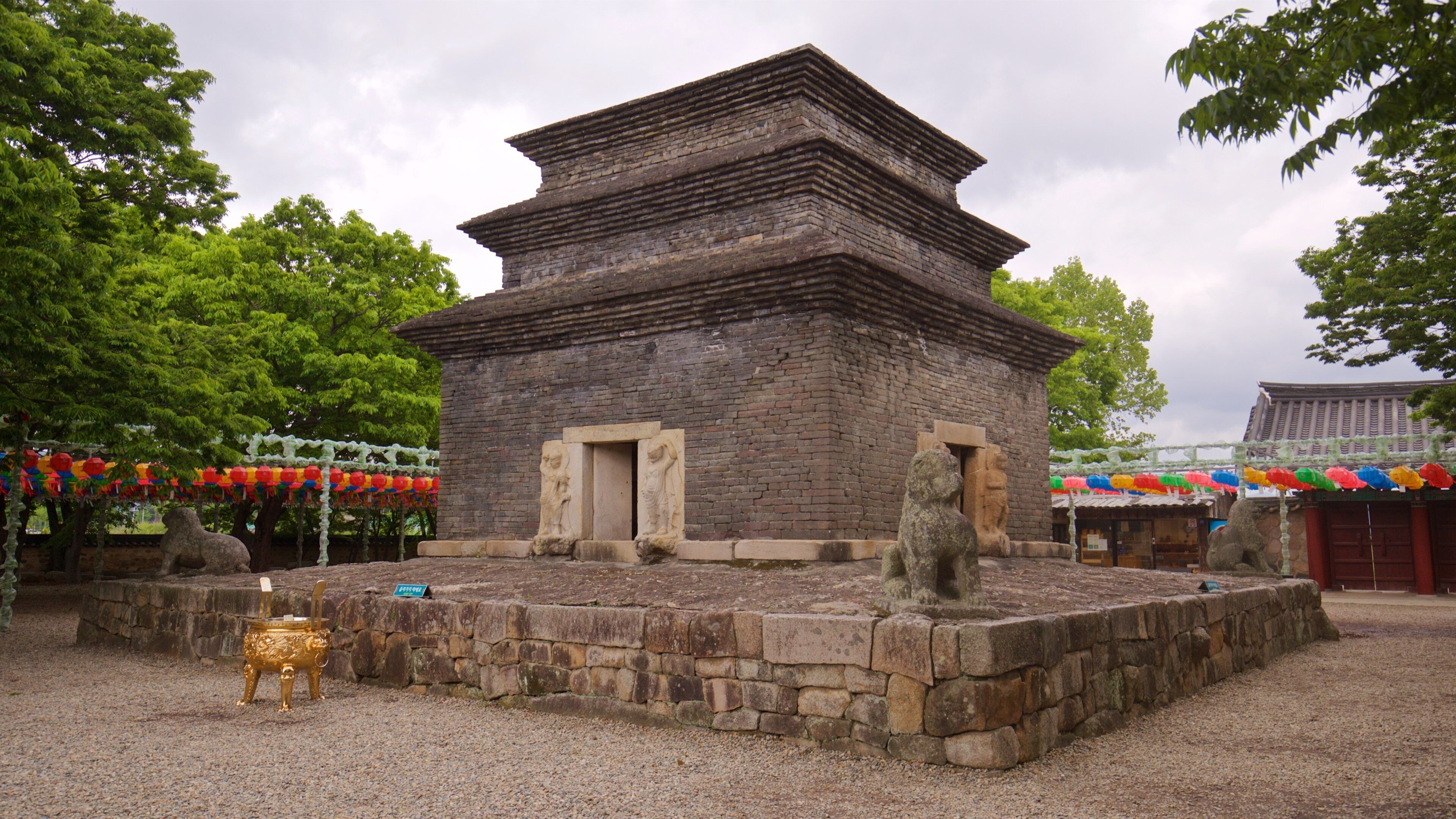 Bunhwangsa Temple showing heritage elements