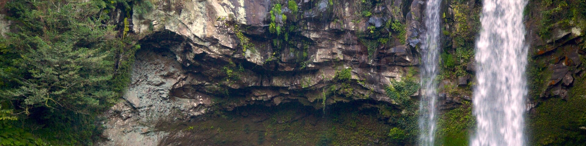 Cheonjiyeon-Wasserfall mit einem Wasserfall