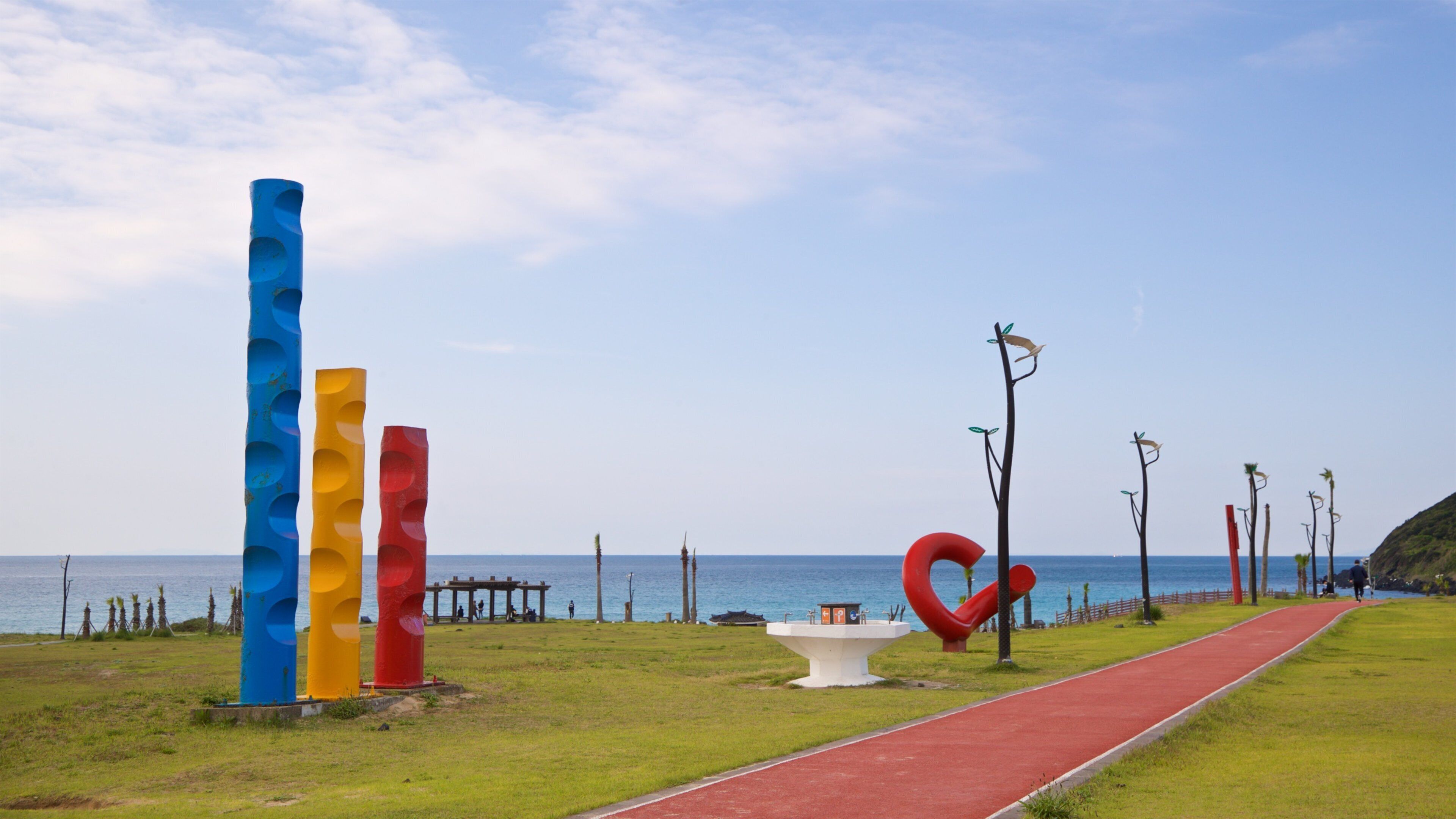 St Maarten and St Martin showing outdoor art, a garden and general coastal views
