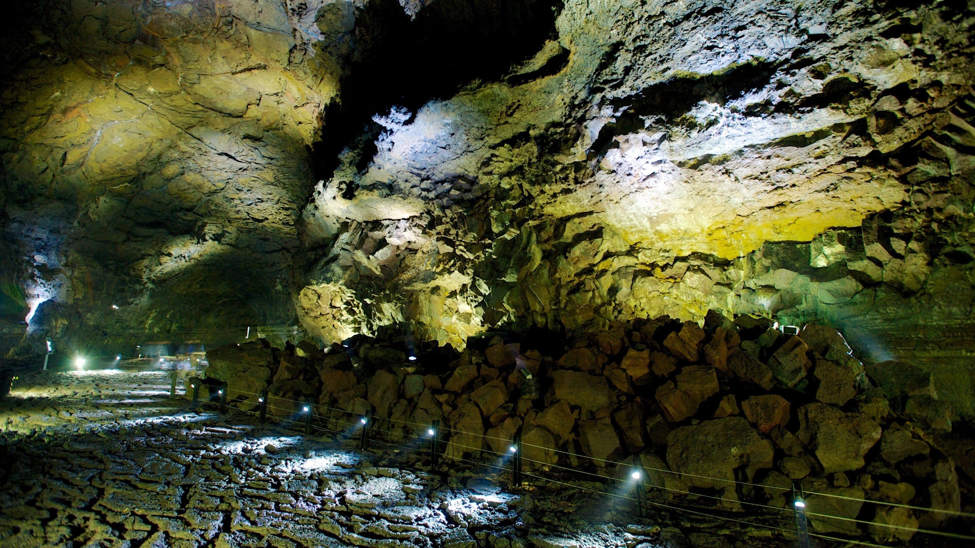 Manjanggul Lava-tube Cave which includes caving, caves and interior views
