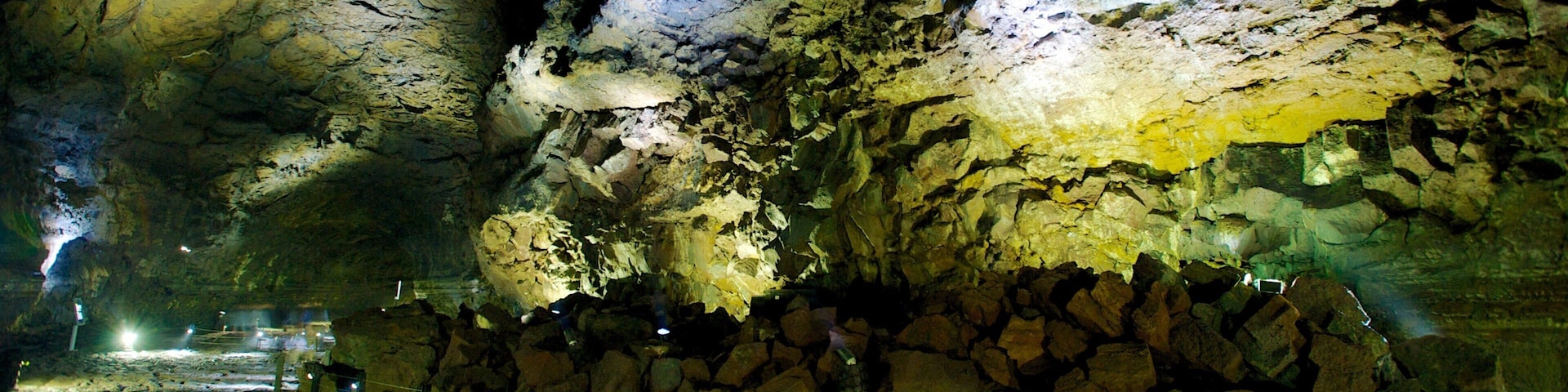 Grotte de Manjanggul qui includes vues intérieures, spéléo et grottes