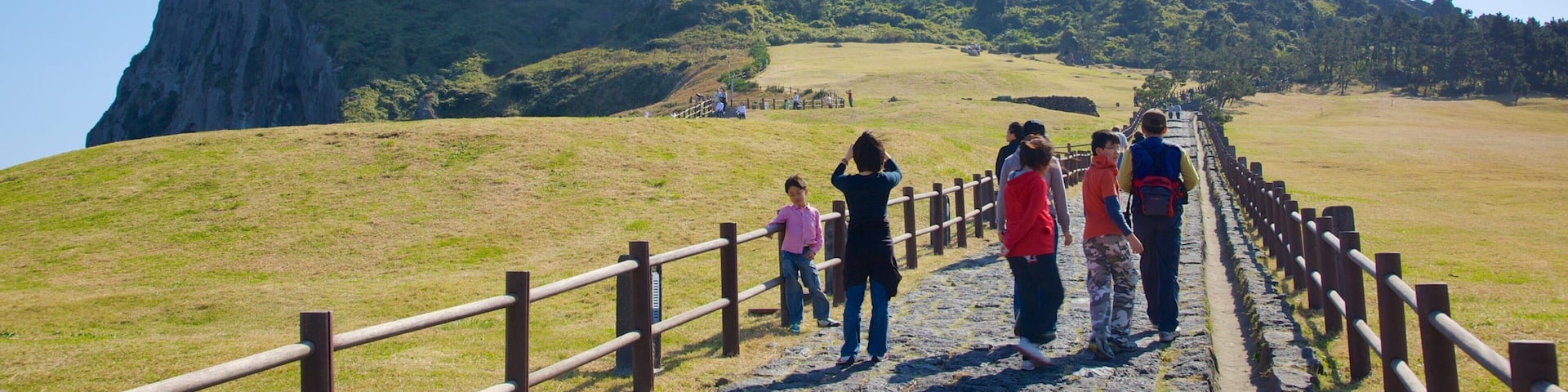 Seongsan Ilchulbong montrant randonnée ou marche à pied, montagnes et scènes tranquilles