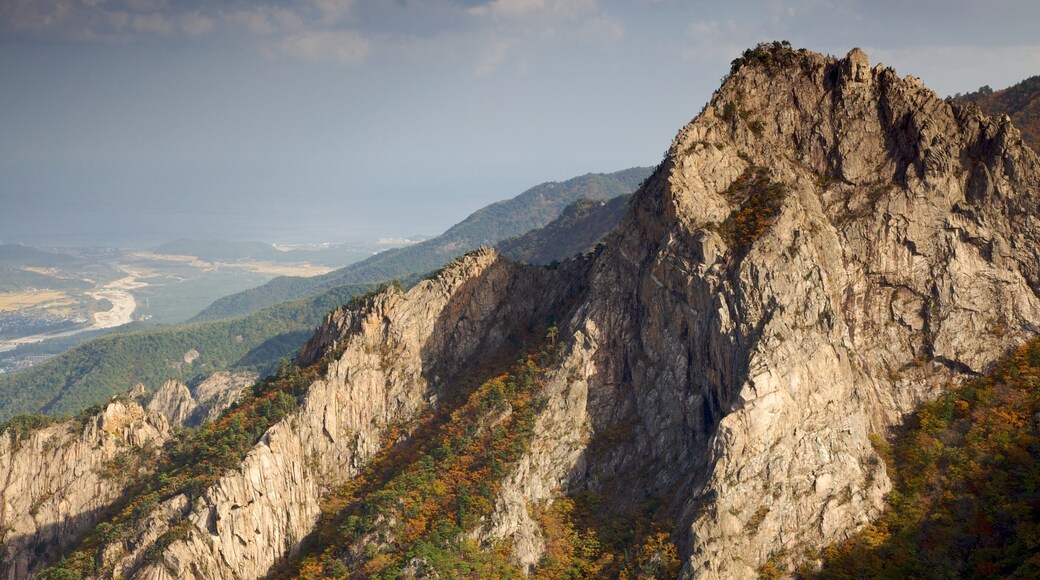 Seorak-san nasjonalpark fasiliteter samt fjell, landskap og kløft eller juv