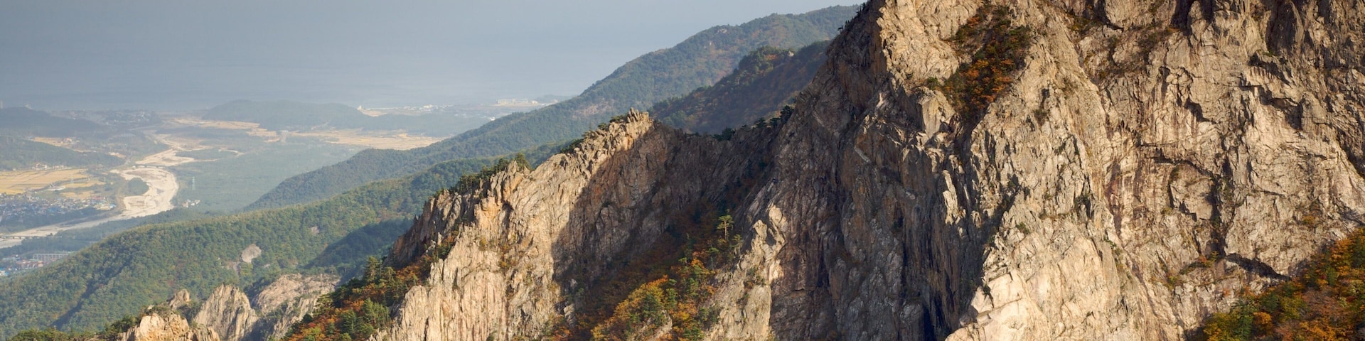 Parque Nacional Seorak-san que incluye montañas, vista panorámica y una garganta o cañón