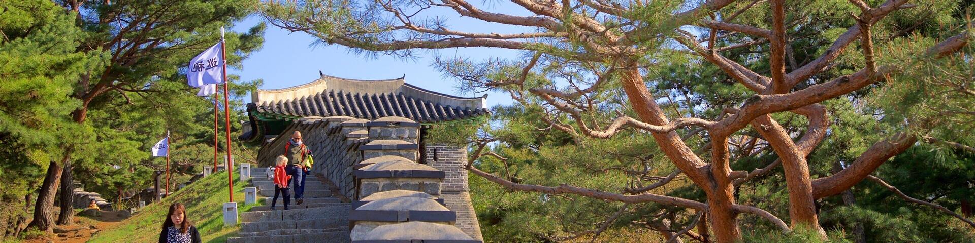 Forteresse de Hwaseong qui includes jardin et patrimoine historique aussi bien que petit groupe de personnes