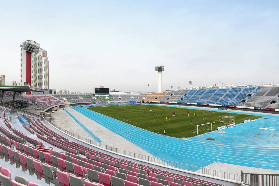 Un grand stade doté d’une piste d’athlétisme et d’un terrain de football.