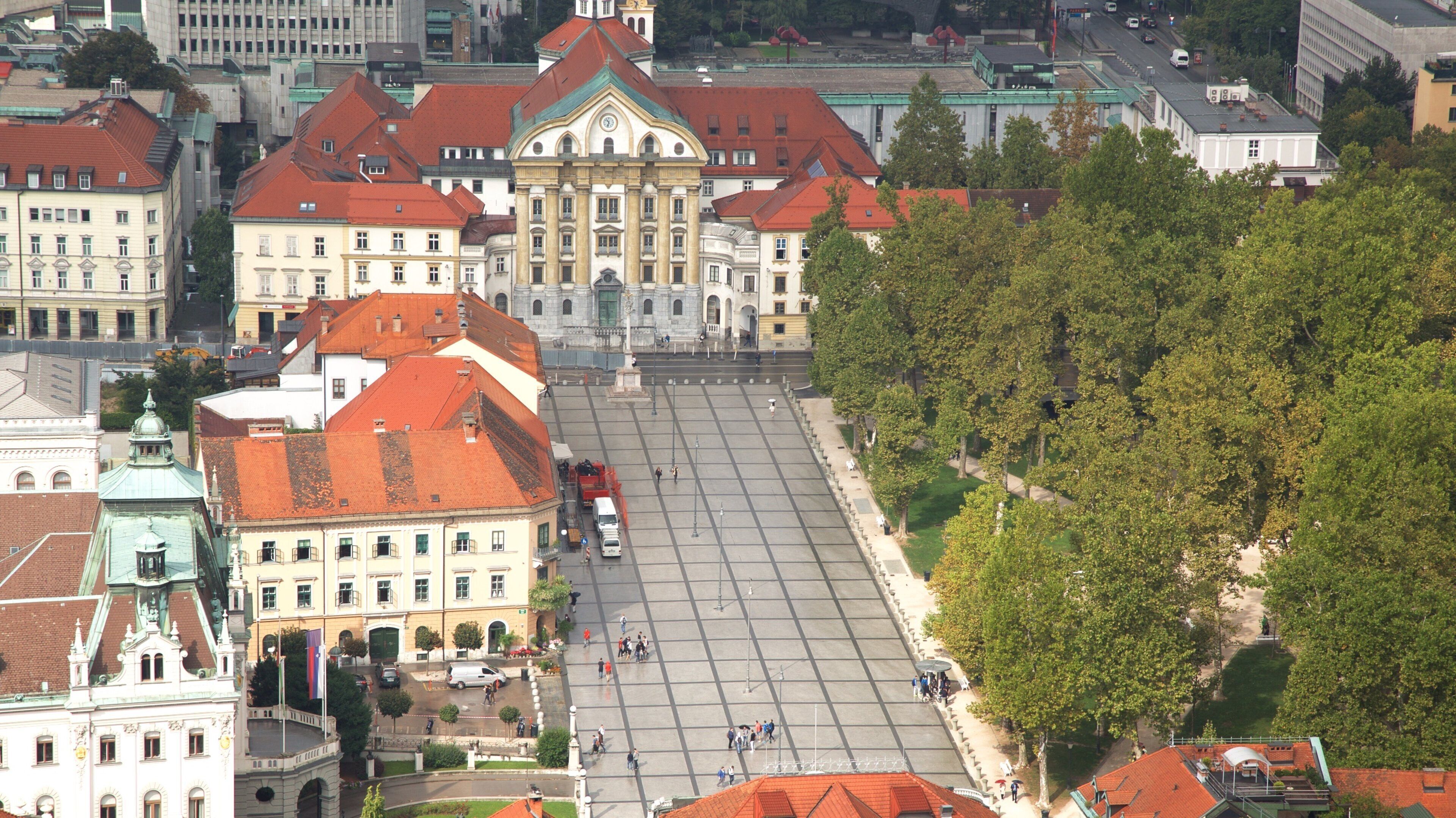 Ljubljanas slott som visar en stad och chateau eller palats