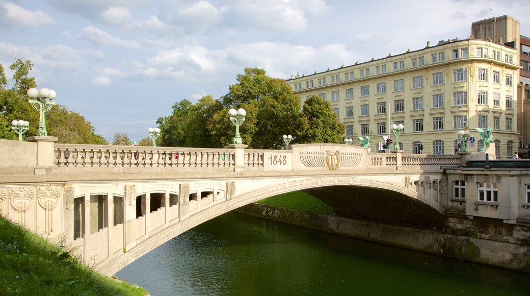 Puente del Dragón que incluye arquitectura patrimonial, un río o arroyo y un puente