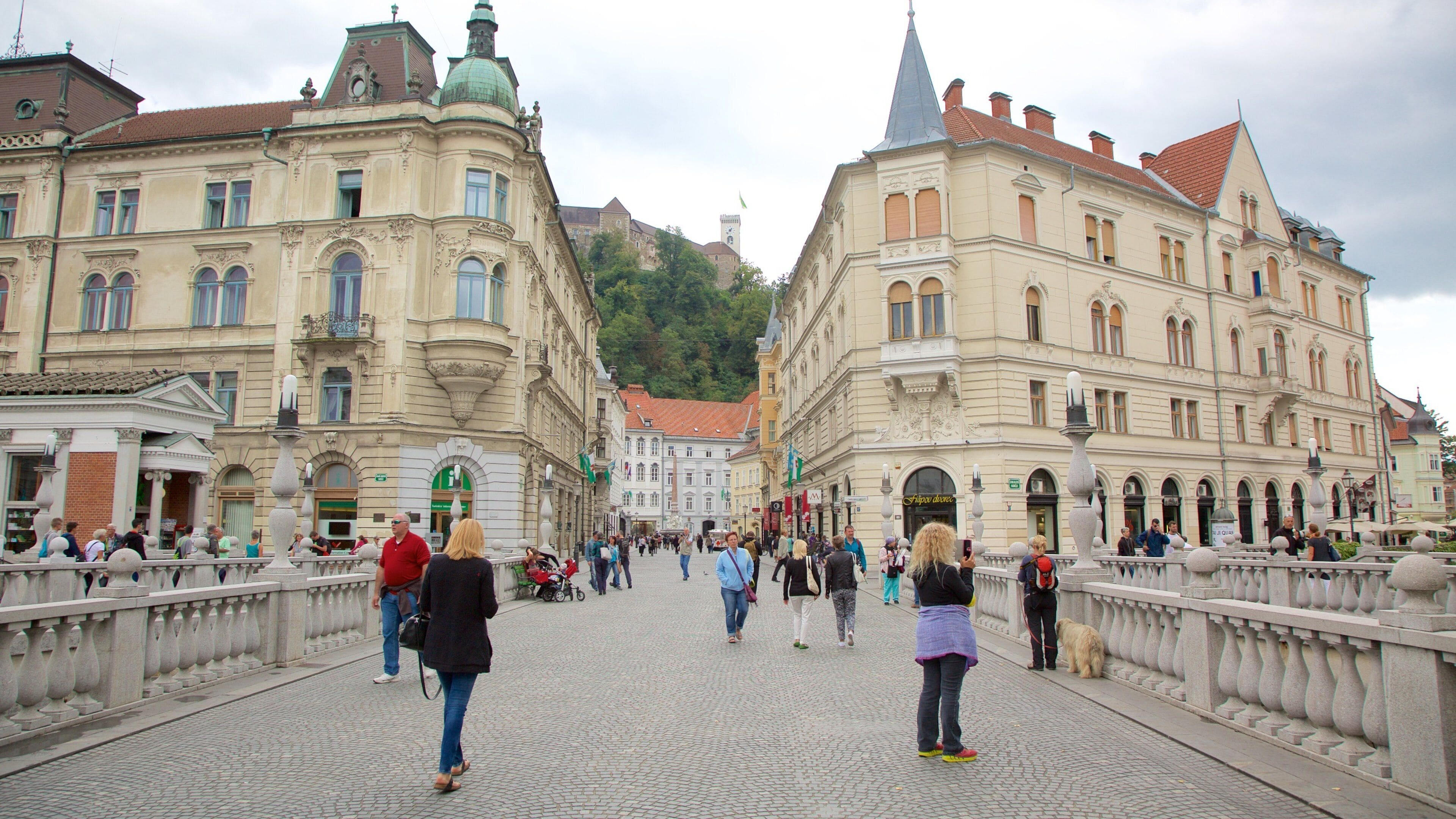 Trippelbron som inkluderar en stad, ett torg och historisk arkitektur