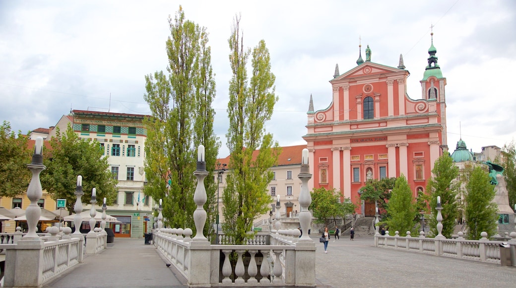 Trippelbron presenterar en stad, historisk arkitektur och ett torg