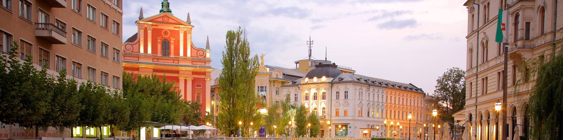 Triple Bridge das einen BrĂŒcke, bei Nacht und Bootfahren
