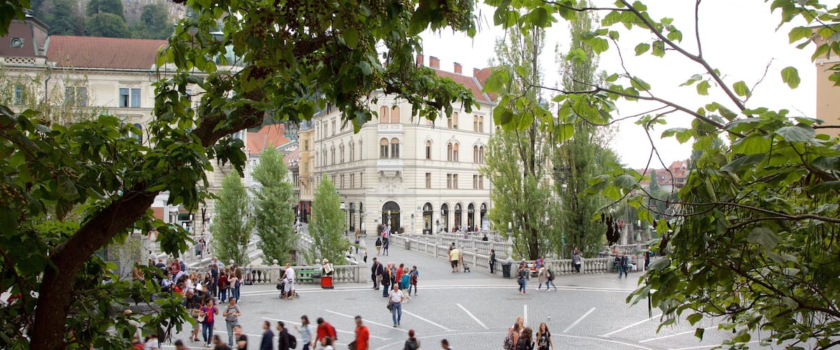 Preseren Square featuring a square or plaza as well as a large group of people
