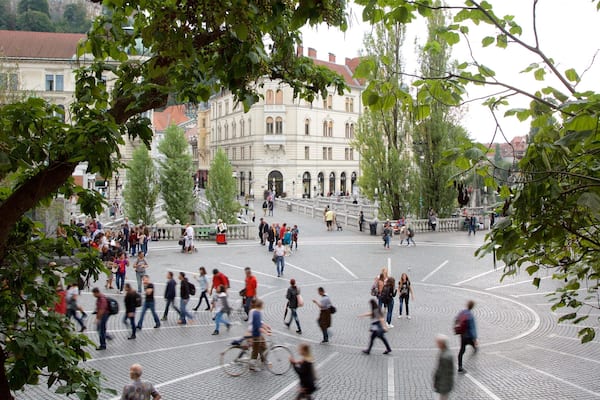 Preseren Square welches beinhaltet Platz oder Plaza sowie groĂe Menschengruppe