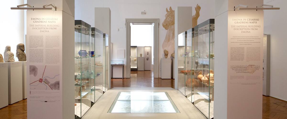 スロベニア国立博物館 表示 標識 と 屋内の眺め