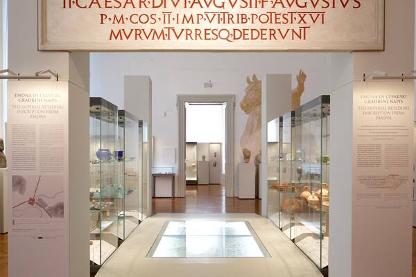 National Museum of Slovenia mit einem Beschilderung und Innenansichten