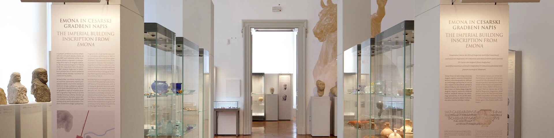 National Museum of Slovenia mit einem Beschilderung und Innenansichten