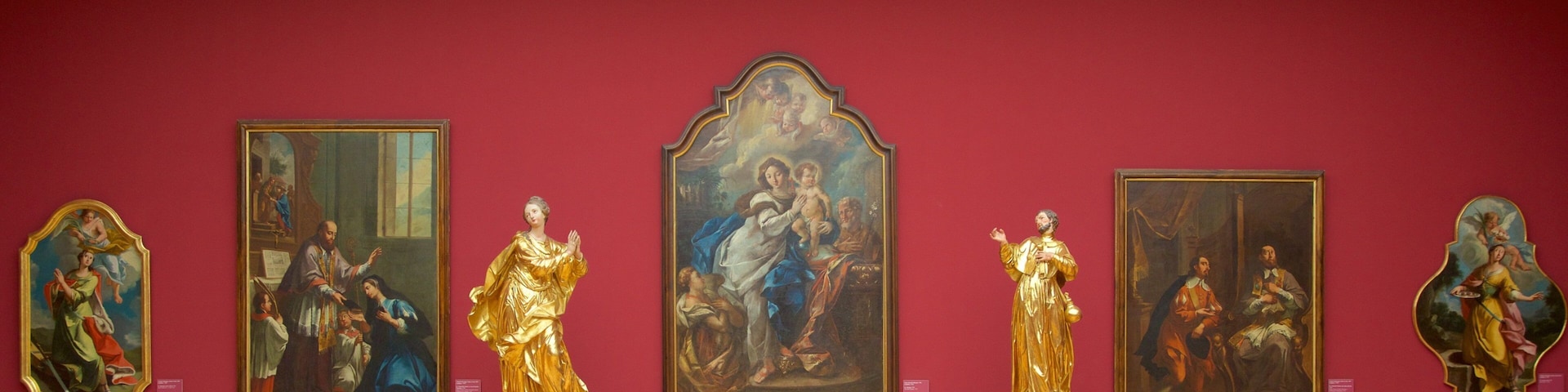 Galería Nacional de Eslovenia que incluye una estatua o escultura, vista interna y arte