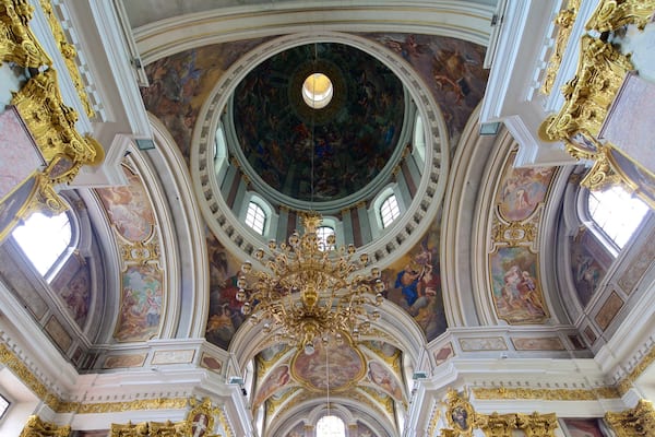 St.-Nikolaus-Dom mit einem Innenansichten und Kunst