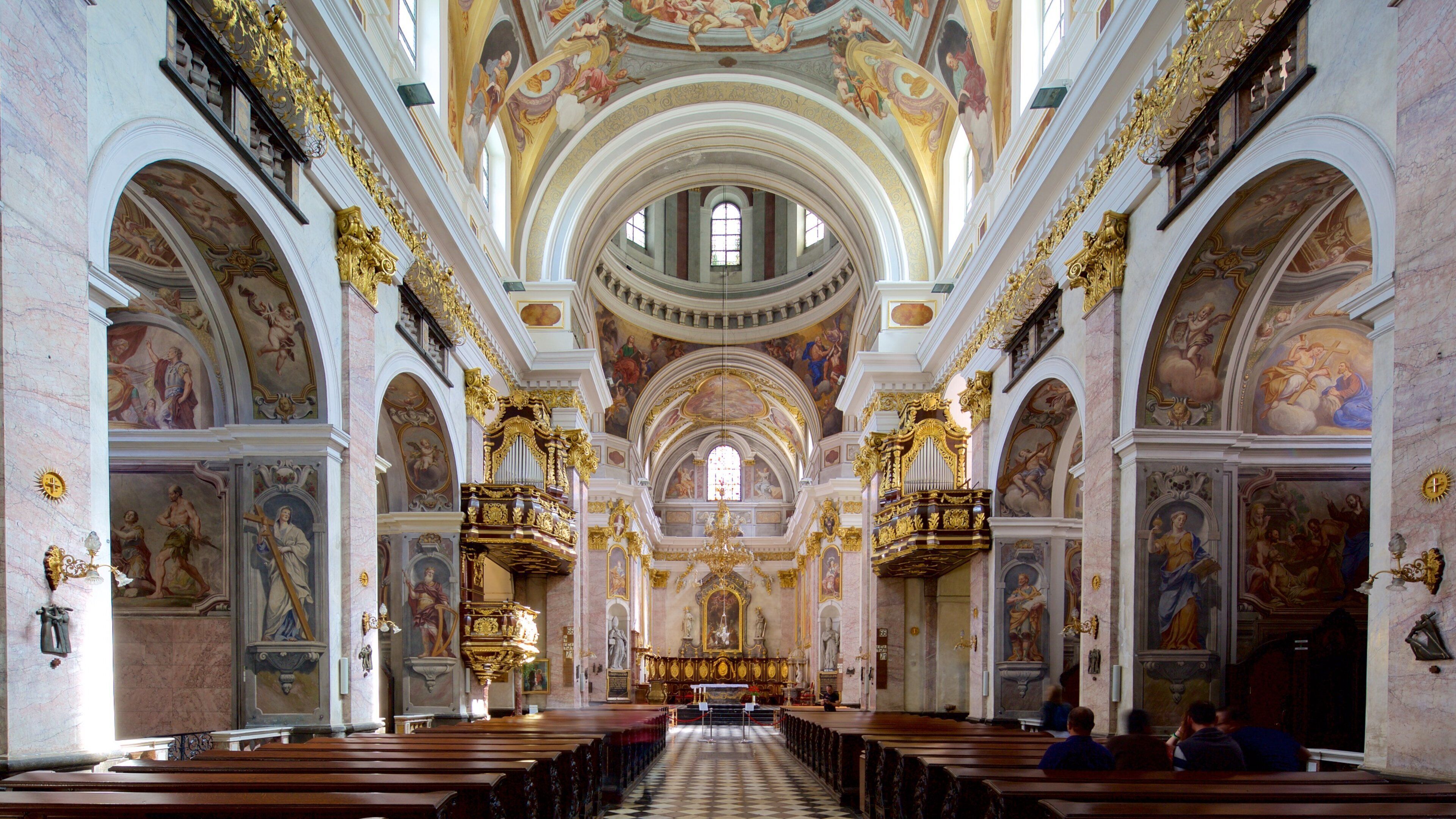 St. Nicholas Cathedral som viser interiør, en kirke eller en katedral og religiøse elementer