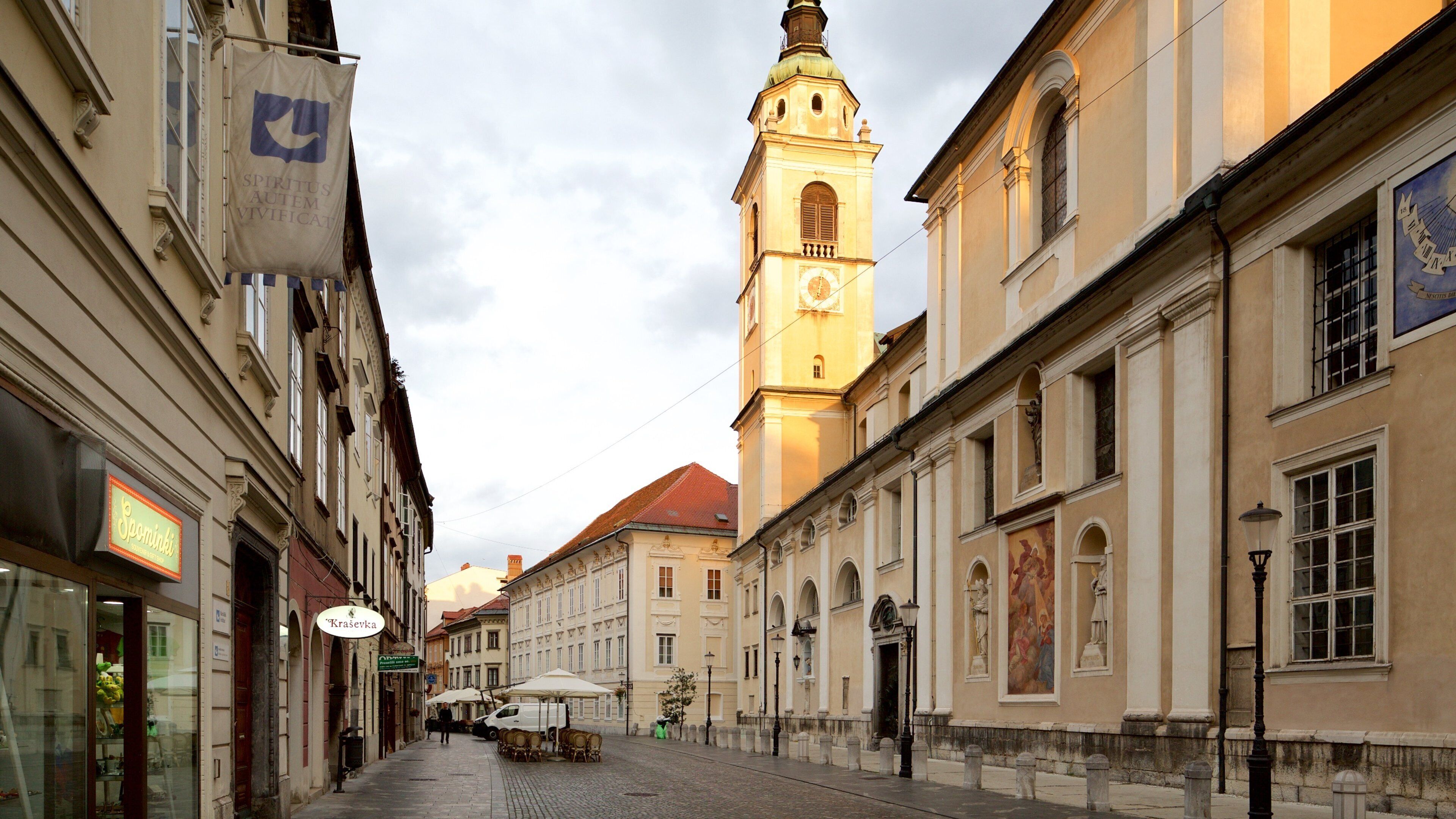 Catedral de San Nicolás mostrando una iglesia o catedral