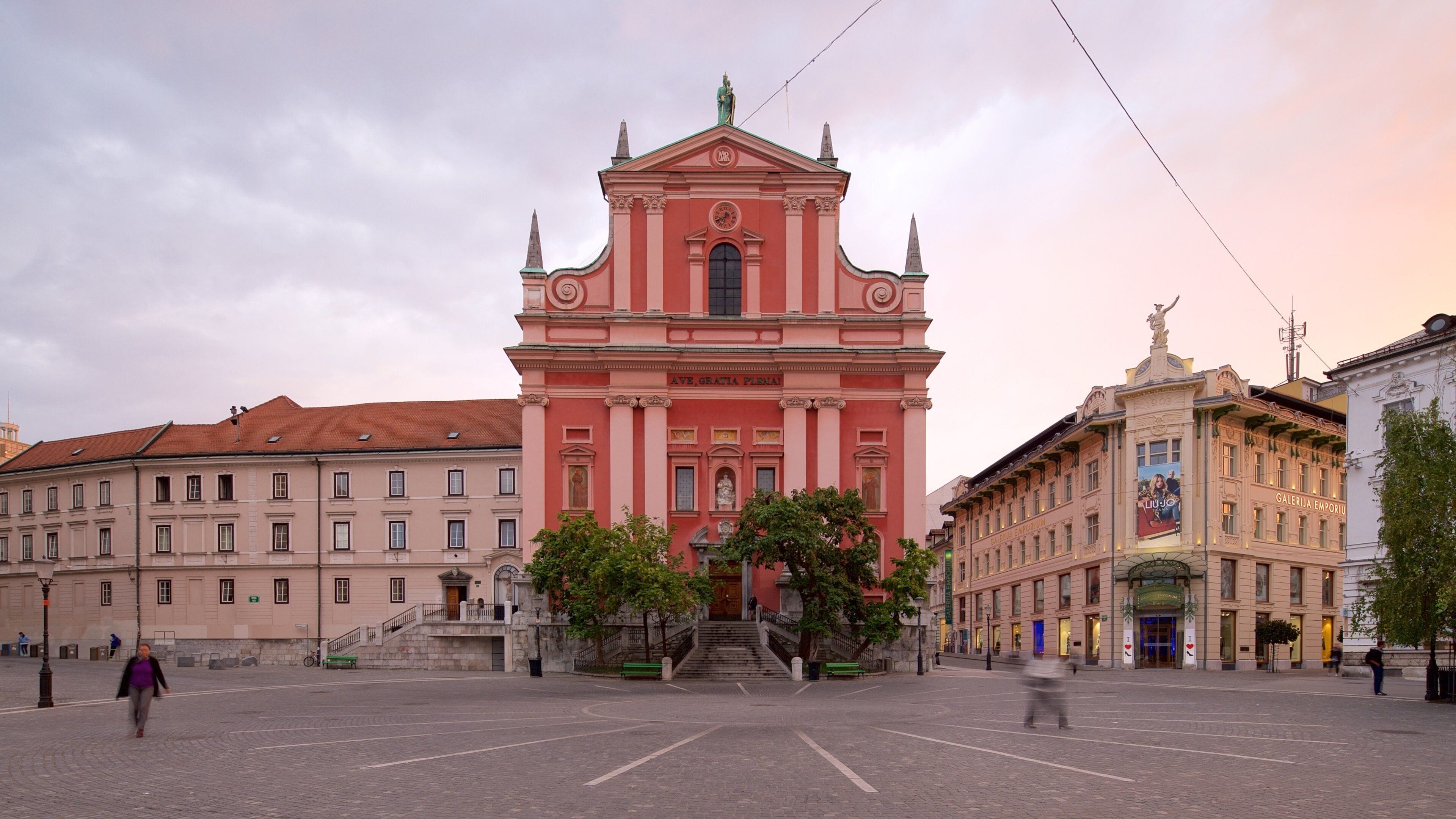 Franciskanska bebådelsekyrkan som inkluderar en kyrka eller katedral och en solnedgång