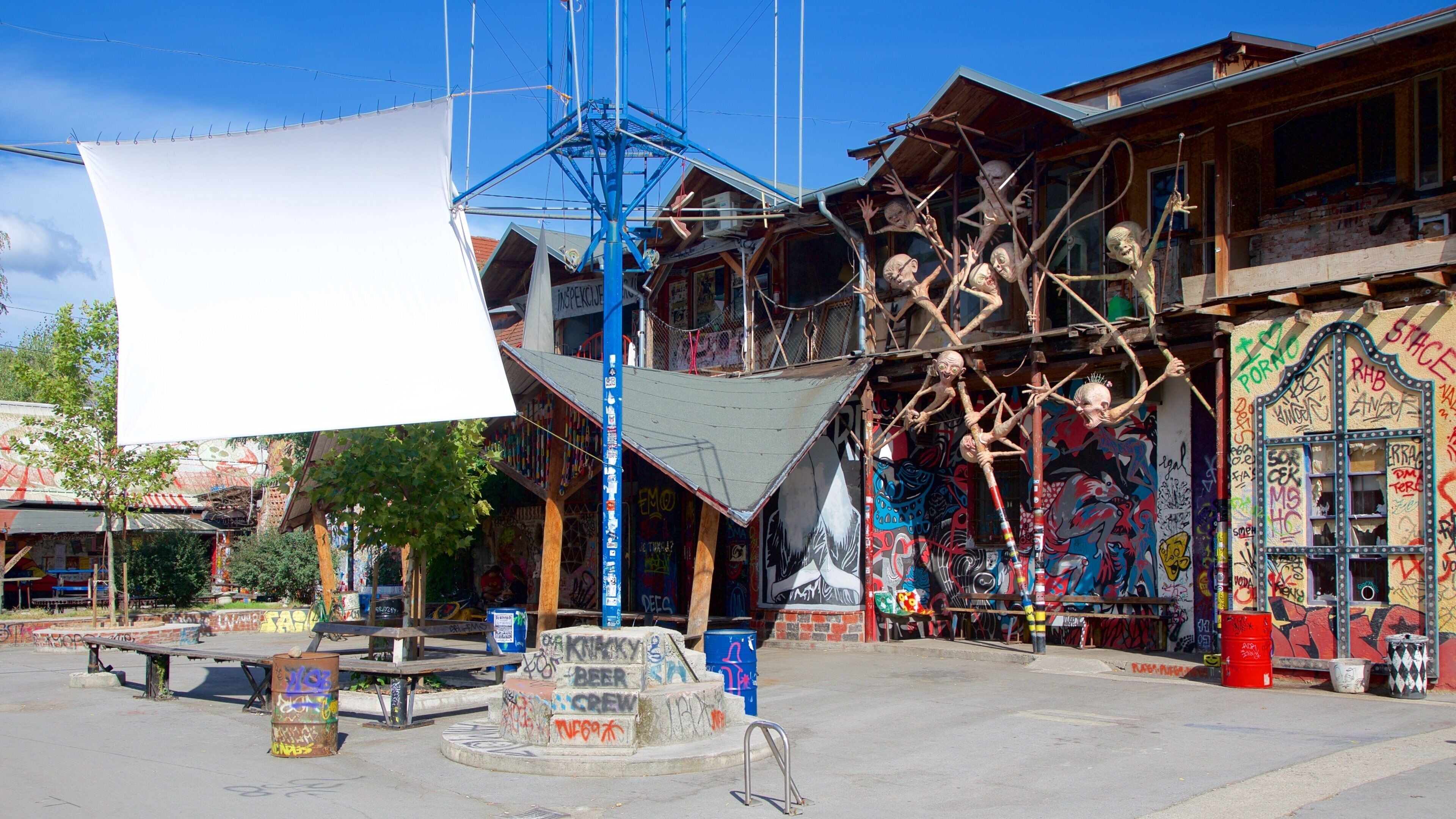 Metelkova che include arte urbana e piccola città o villaggio