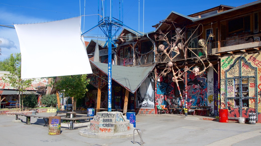 Metelkova che include arte urbana e piccola città o villaggio