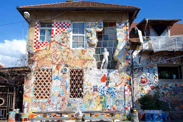 Ein mit bunten Mosaikfliesen verkleidetes Gebäude.