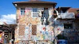 Un bâtiment recouvert de mosaïques aux couleurs vives.