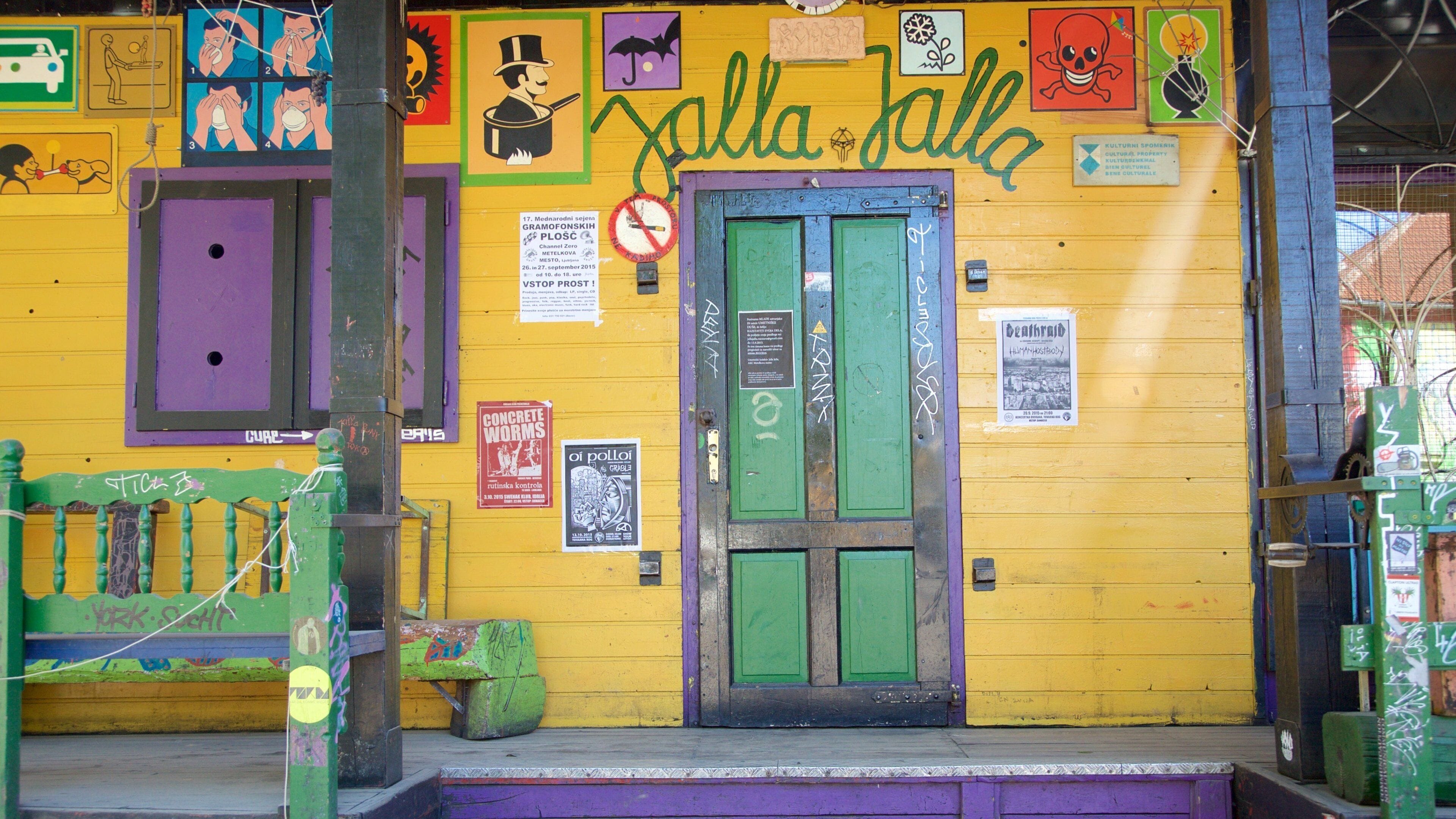 Metelkova qui includes art en plein air et petite ville ou village