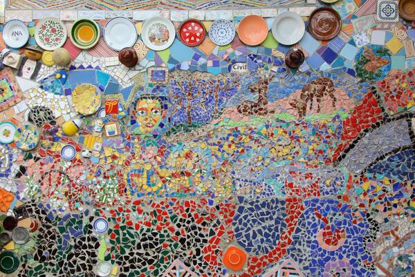 Metelkova welches beinhaltet Kleinstadt oder Dorf und Outdoor-Kunst