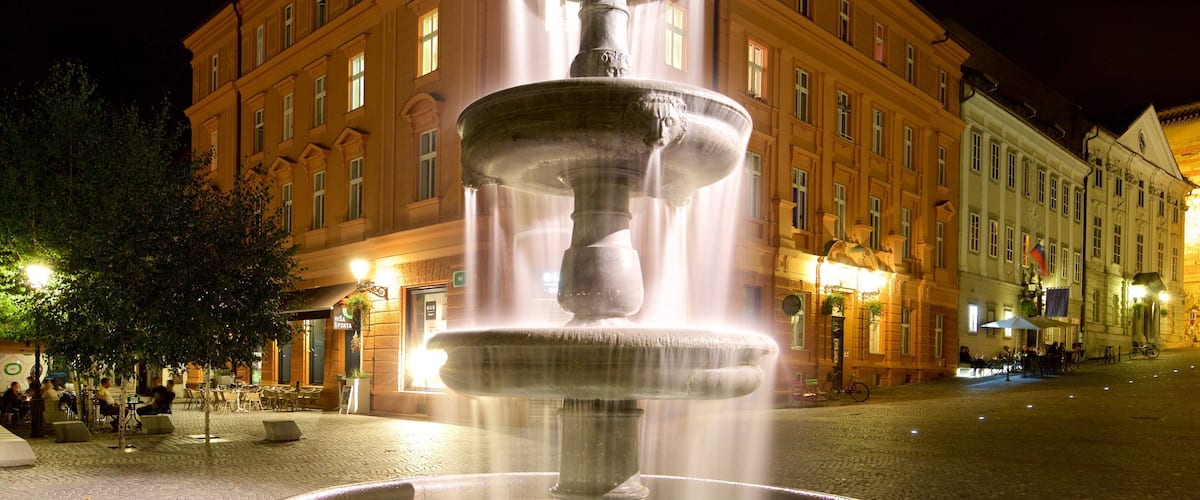 Robba Fountain which includes night scenes and a fountain