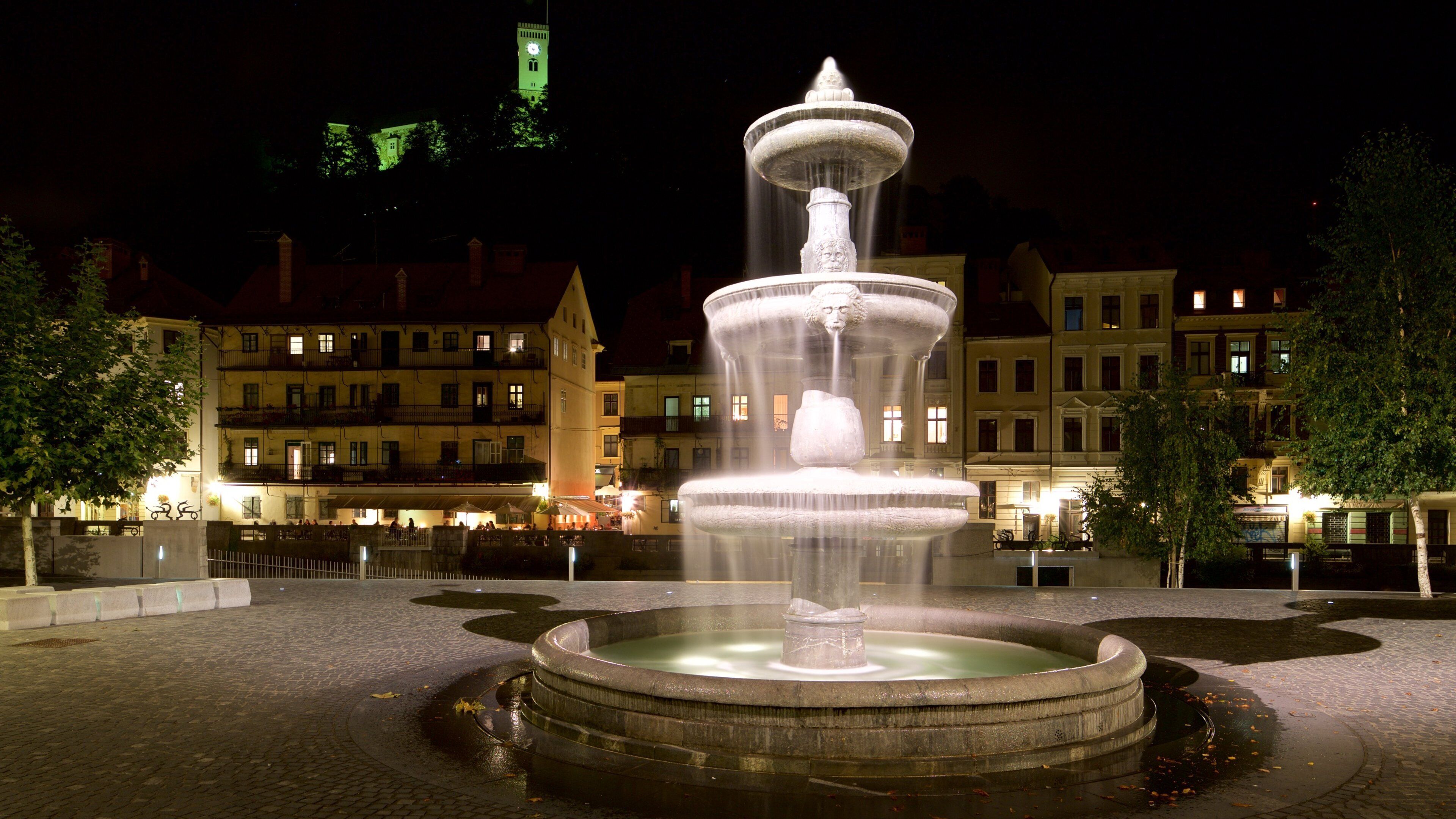 Robba Fountain featuring a city, a fountain and night scenes