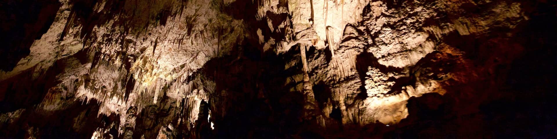 Postjona Caves showing caves