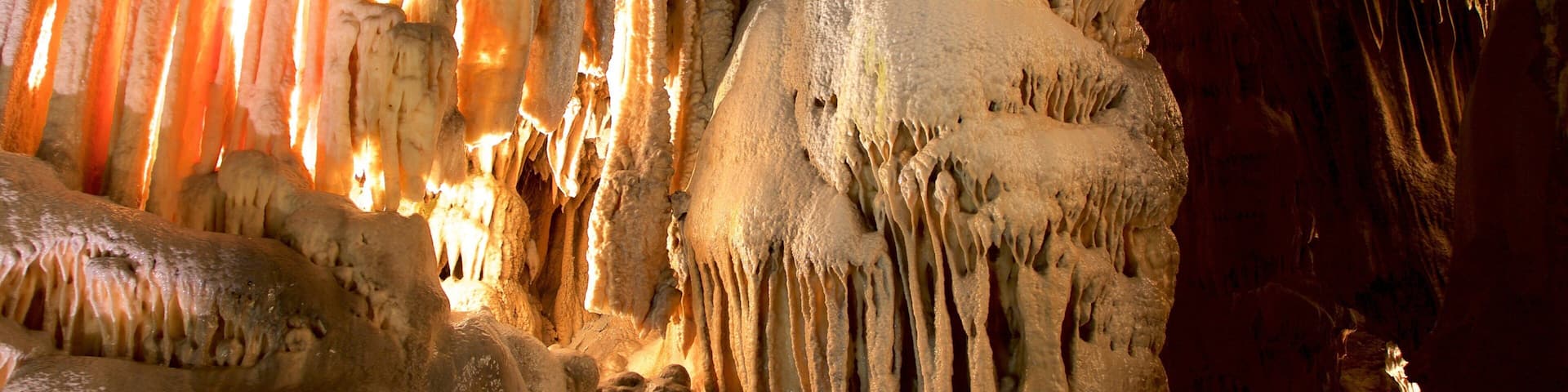 Postjona Caves showing caves
