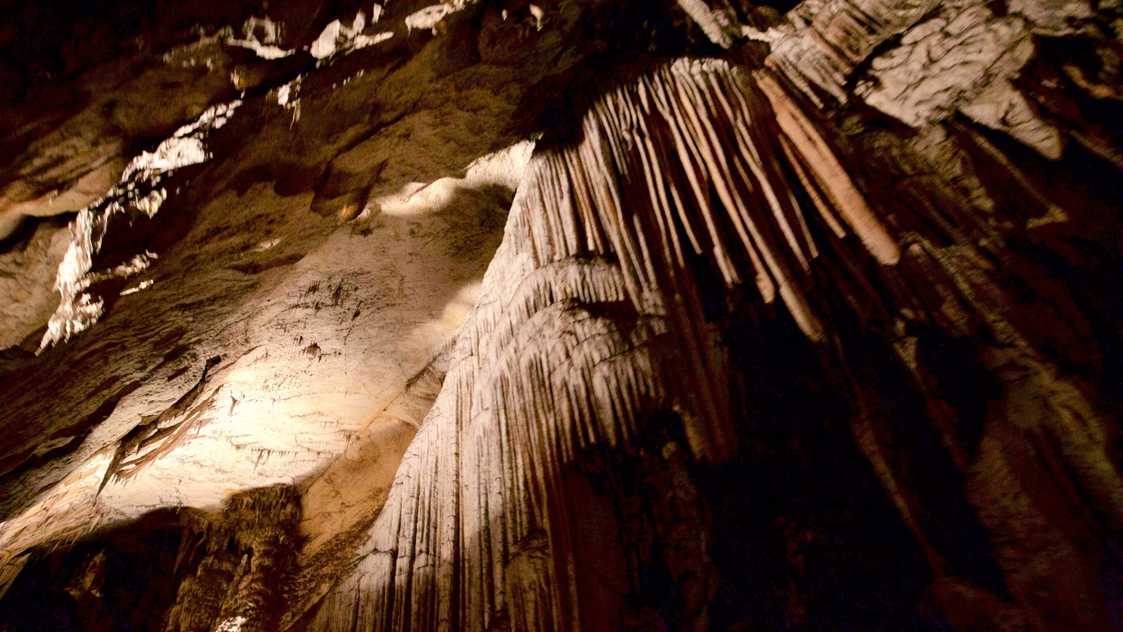 Postjona Caves montrant grottes