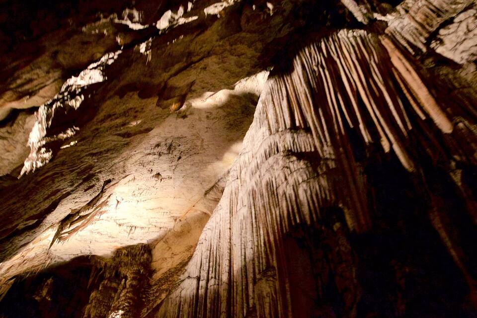 Una cueva con estalactitas y estalagmitas.
