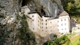 Castillo de Predjama ofreciendo patrimonio de arquitectura