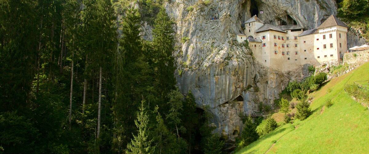 Predjama Castle which includes heritage architecture, mountains and chateau or palace