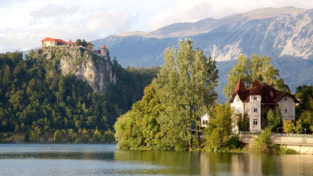 Lake Bled mettant en vedette montagnes et lac ou étang