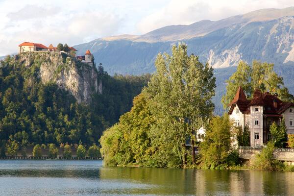 Lake Bled mettant en vedette montagnes et lac ou étang
