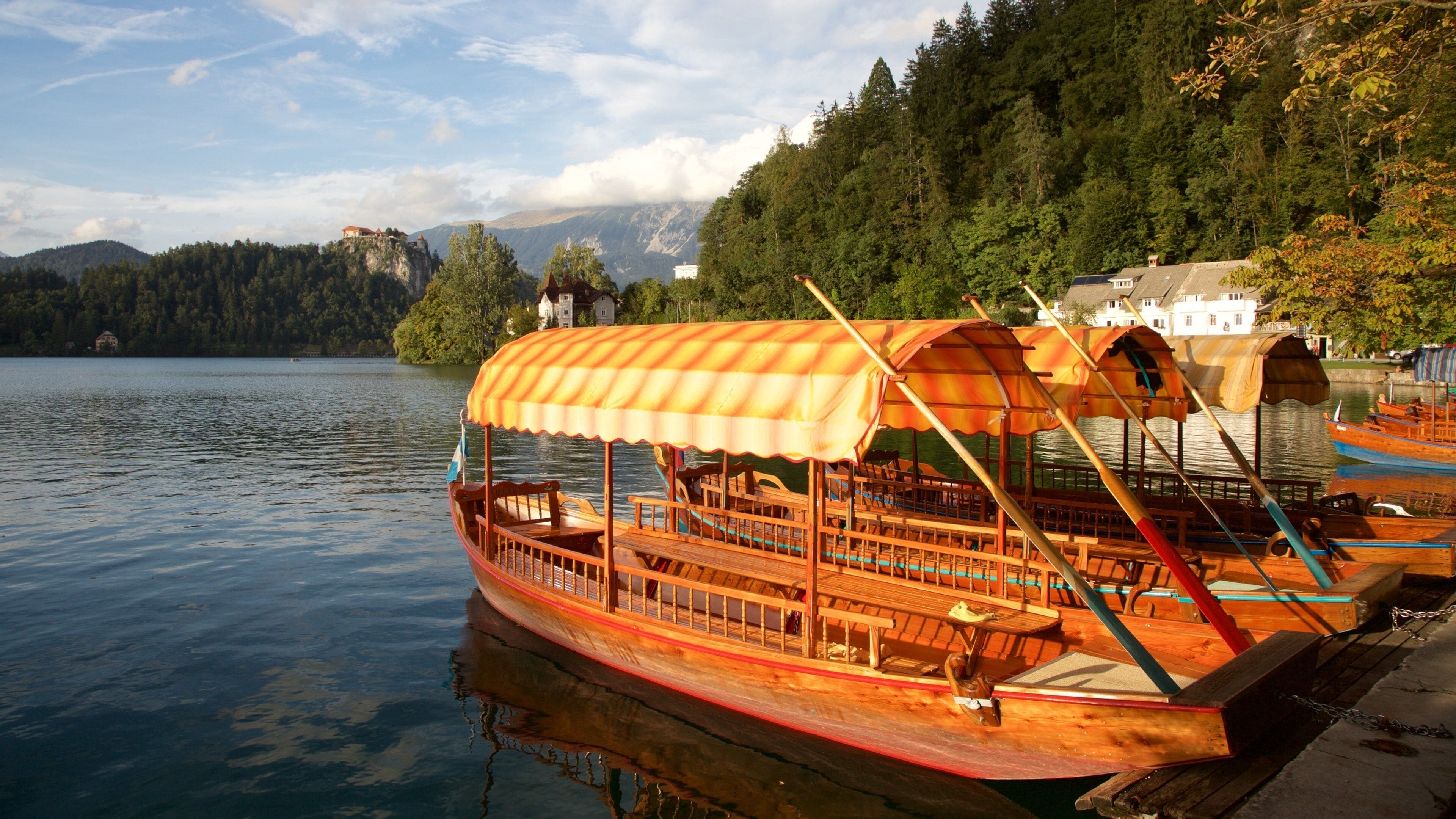 Bled-sjøen fasiliteter samt båter og kyst
