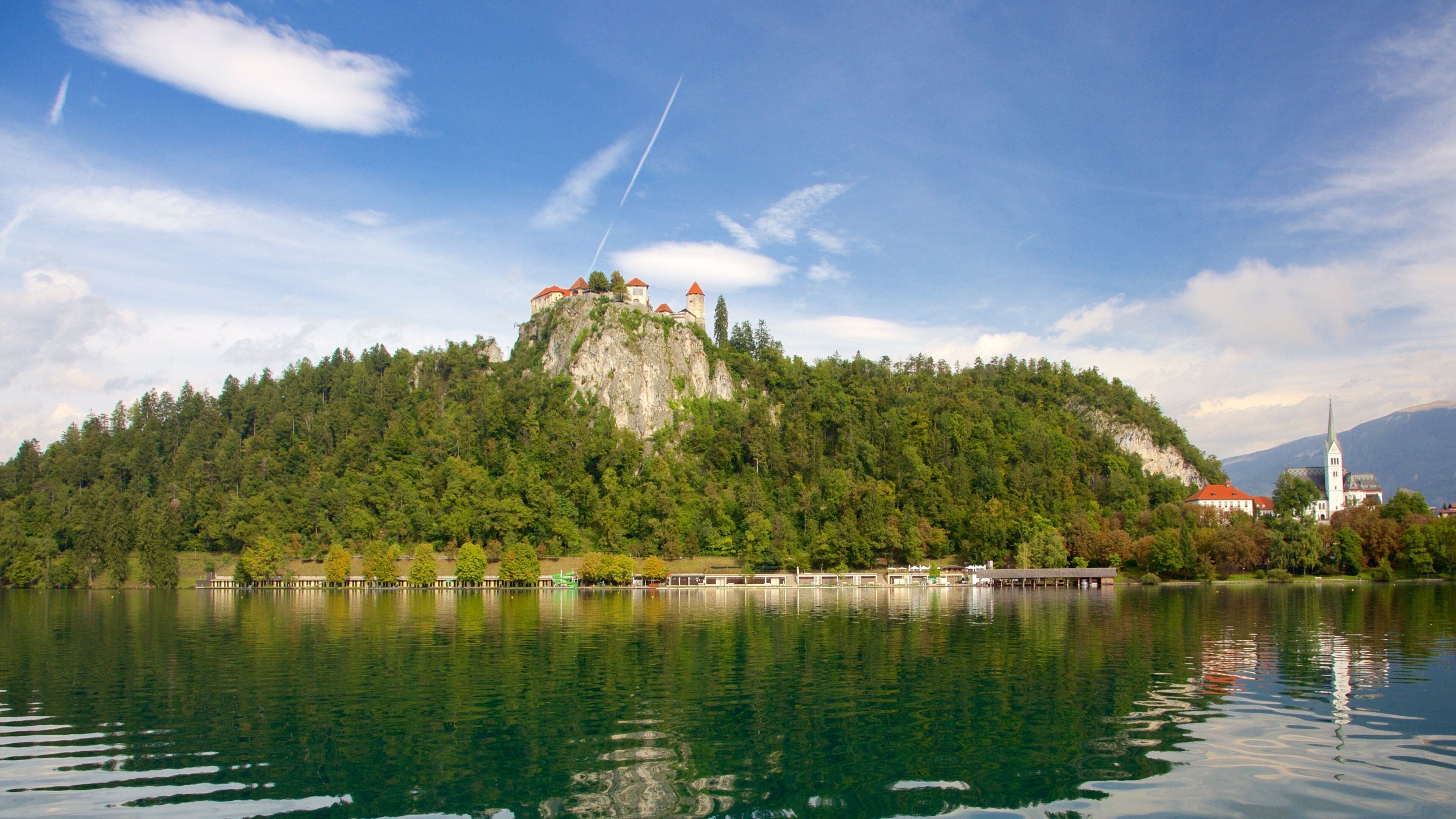 ทะเลสาบ Bled ซึ่งรวมถึง ทะเลสาบหรือแอ่งน้ำ และ ปราสาทหรือพระราชวัง