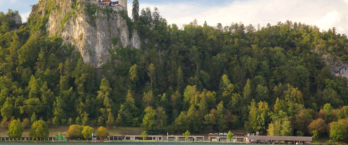 Castillo de Bled que incluye vistas de paisajes y un lago o abrevadero