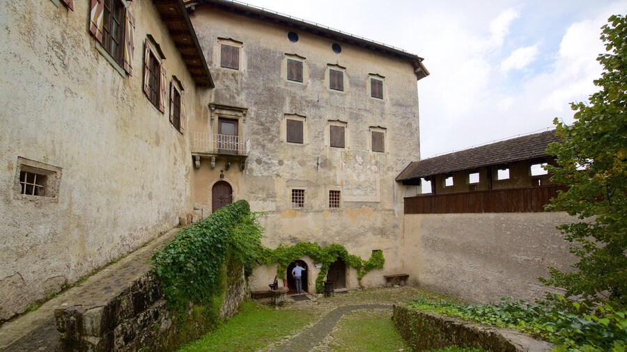 Castillo de Bled que incluye patrimonio de arquitectura y castillo o palacio