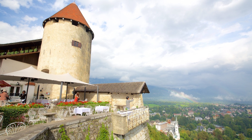 Bled slott som inkluderer liten by eller landsby og palass