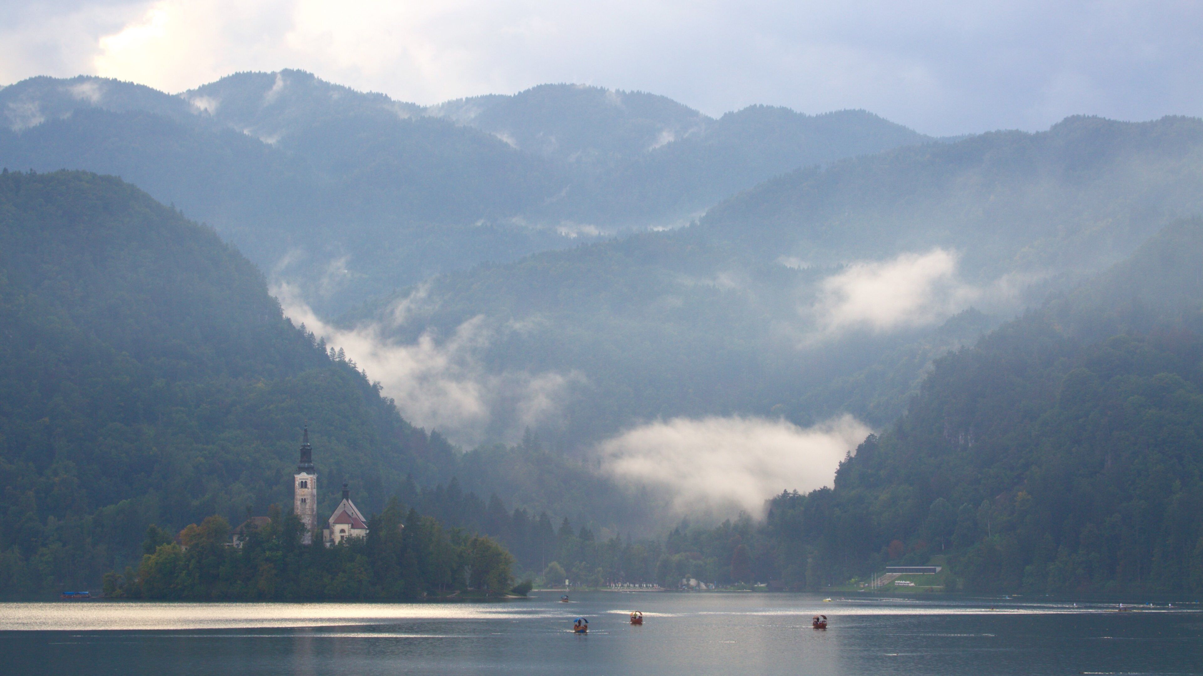 Sv Marika Bozja 教堂 其中包括 教堂或大教堂, 霧霾 和 湖泊或水坑